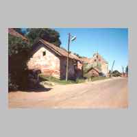 022-1165 Goldbach im Juni 1993. Die linke Strassenseite vom Pfarrwitwenhaus bis zum Gasthaus Peterson..jpg